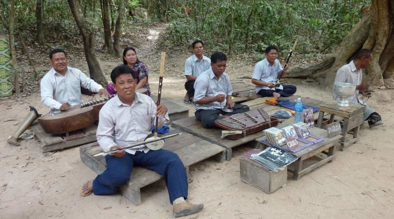 013 Musicians at Ta Phrom Thumb